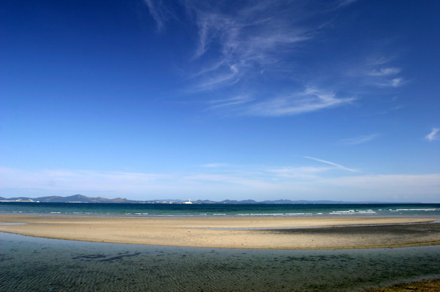 潮の干満で、朝夕で、海は異なる表情を見せる（海中道路ビーチ）