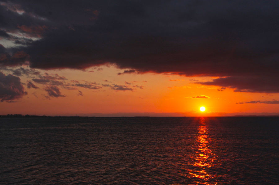 東シナ海に沈む大きな夕日は絶対に出合いたい光景（残波ビーチ）