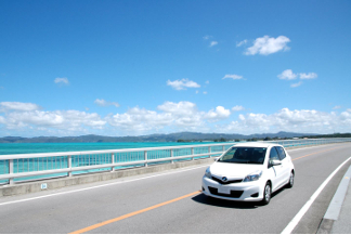 沖縄旅行にはレンタカーが必須。全プランの最安値を保証。