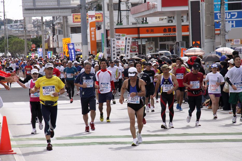 スタートから約33キロの「阿波根交差点」付近。制限時間地点だ