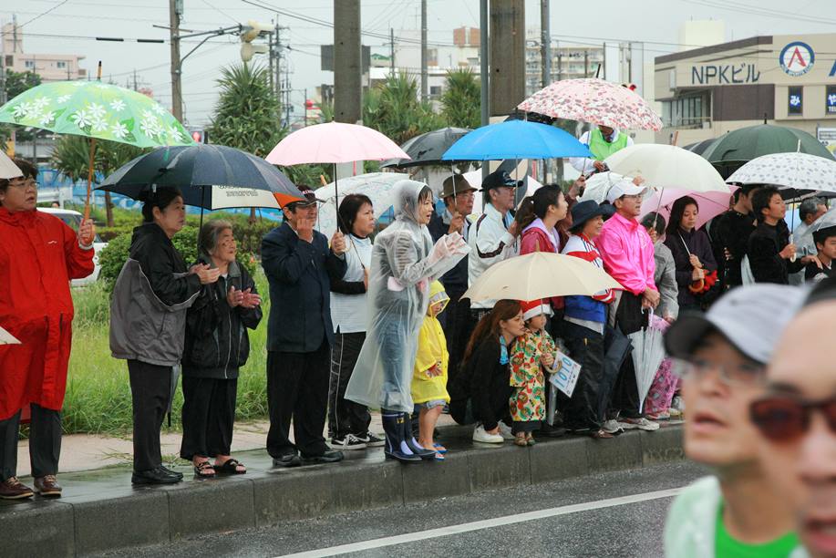 土砂降りの雨の中でも熱い応援が続く