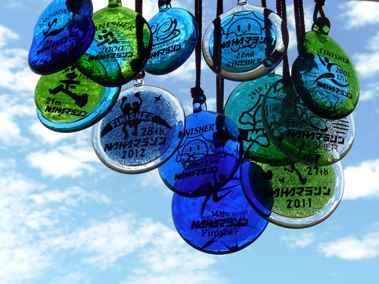 青空にきらめく完走メダル