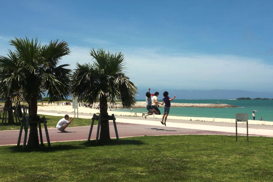 美しい海に向かって思い切りジャンプ！（豊崎美らSUNビーチ）