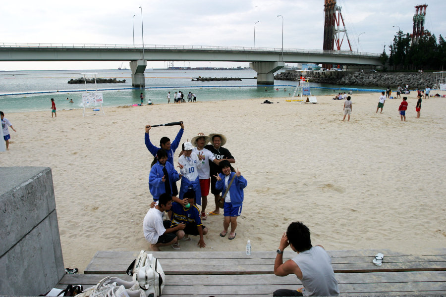 学校帰りの「波の上ビーチ」。今日は遊び仲間が集まり記念撮影