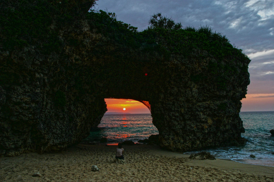 まるで魂が浄化されていくような荘厳な夕日（砂山ビーチ）