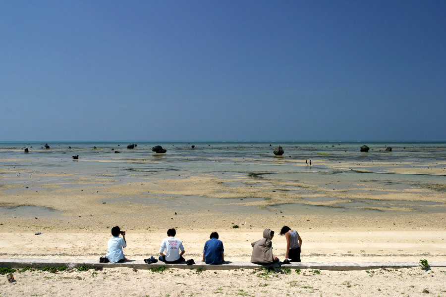 島に伝わる伝統漁法は、この遠浅の海を利用する（佐和田の浜）