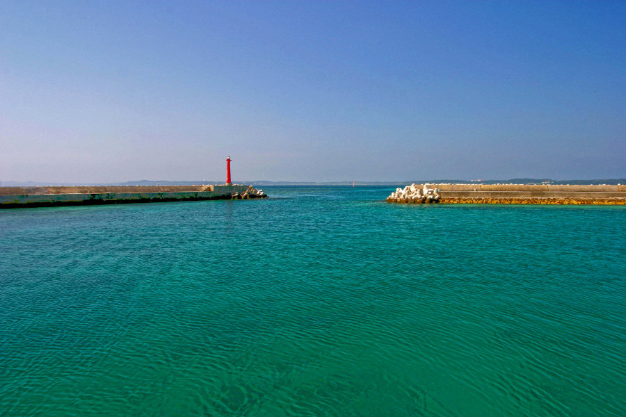大神島の漁港に着くと、赤い灯台と海のコントラストに驚く