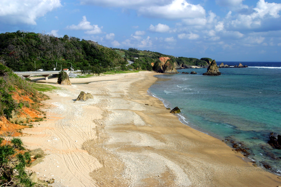 国頭村の「ヒレーの浜（別名：伊江の浜）」は自然そのまま
