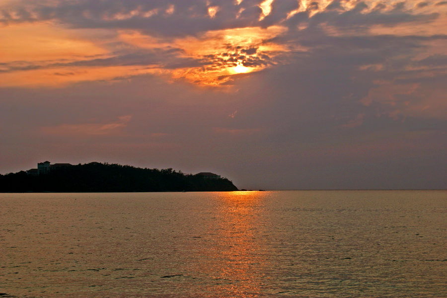 1日の終わりは夕日に癒される（幸喜ビーチ：旧名護市民ビーチ）