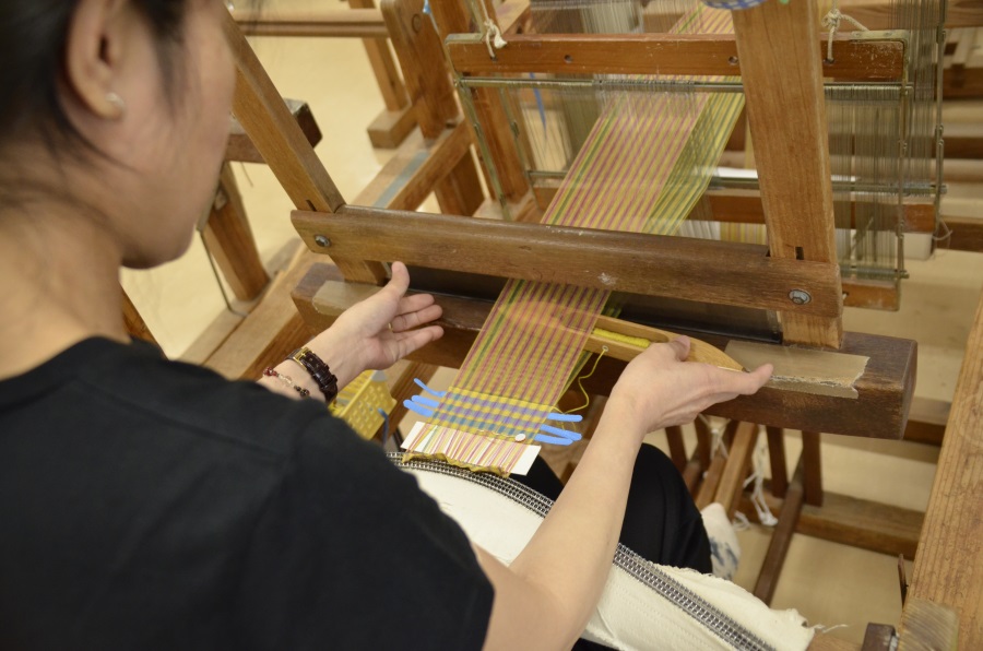 県内でも珍しいウージ織体験ができます