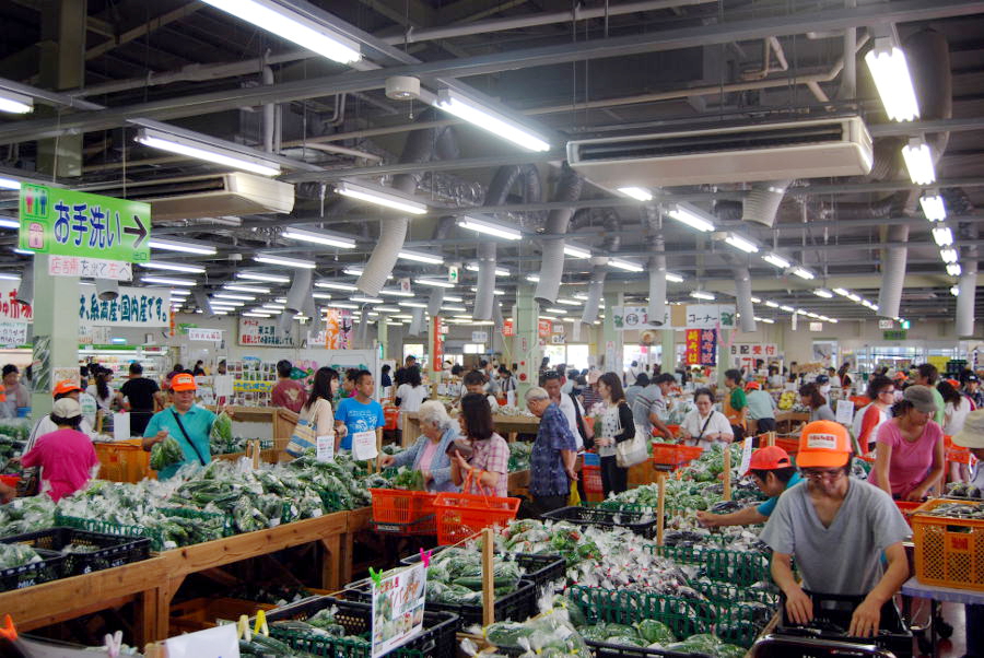 地元で採れた農作物を求めて地元客と観光客が多く集まる