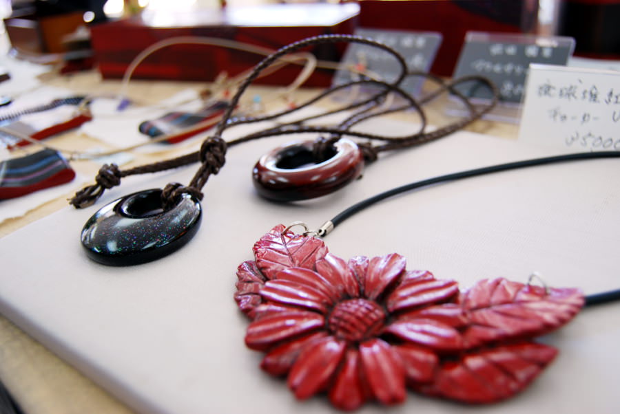 漆をあしらったアクセサリーもいろいろ