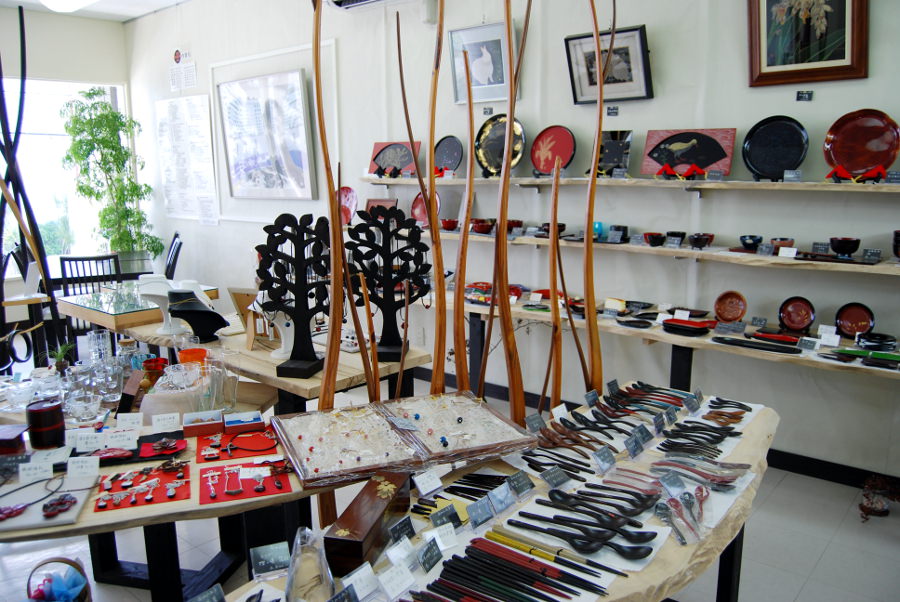 「琉球うるしや」の店内。食器や箸・スプーンなど小物までずらり