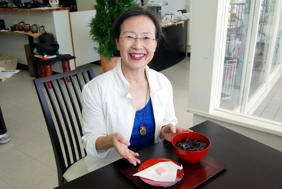 茶房スペースで漆器にたっぷり入ったアイスコーヒーはいかが？