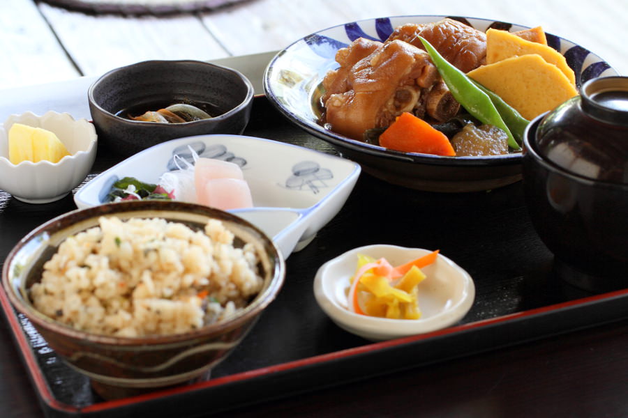 沖縄では豚肉料理が多く、豚足を煮込んだ「テビチ」もその一つだ