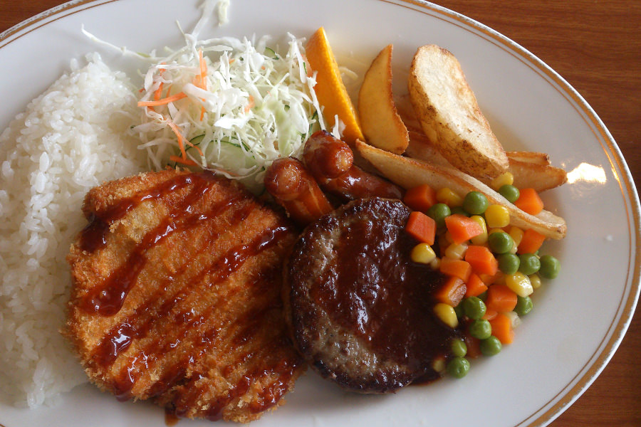 アメリカの影響を受けた沖縄の定食は和と洋がミックスされている