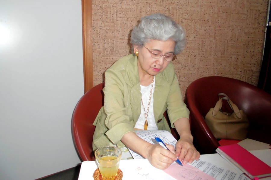 沖縄郷土料理について丁寧に説明してくれる松本先生