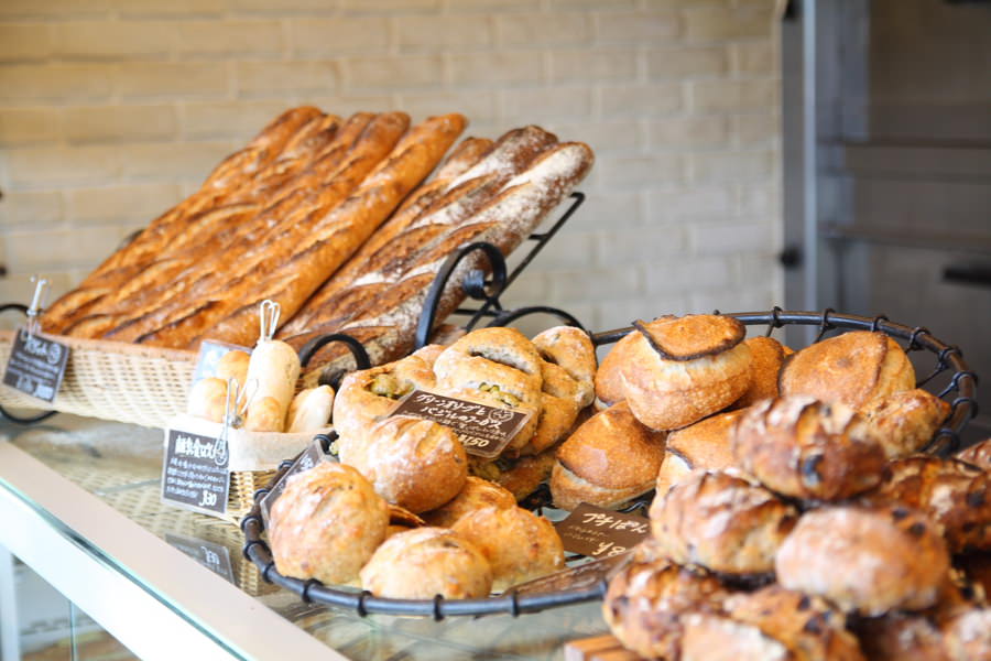 どっしりとして、食べ応えがある天然酵母パンが並ぶ