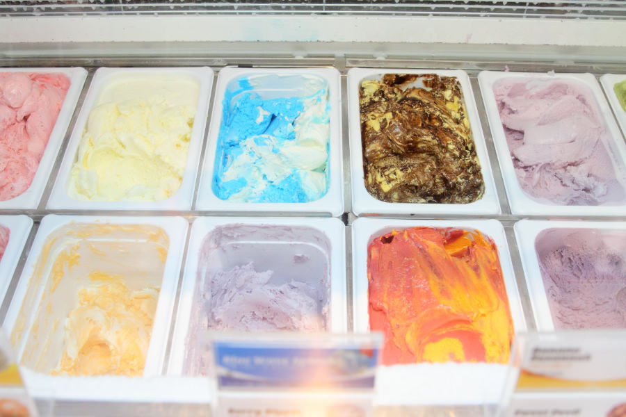 色とりどりのアイスが並んだショーケース