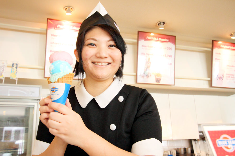 「お待たせしました！」とおいしいアイスを笑顔で手渡し