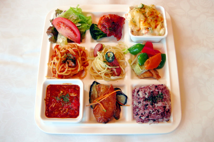 豊富なメニューが揃うバフェは子どもから大人まで喜ばれている