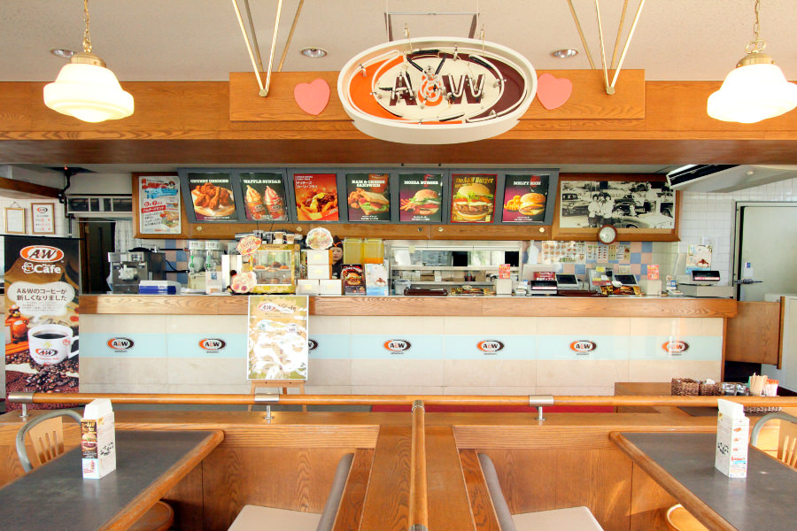 最も歴史のあるA&W屋宜原店の店内。どこかレトロな雰囲気