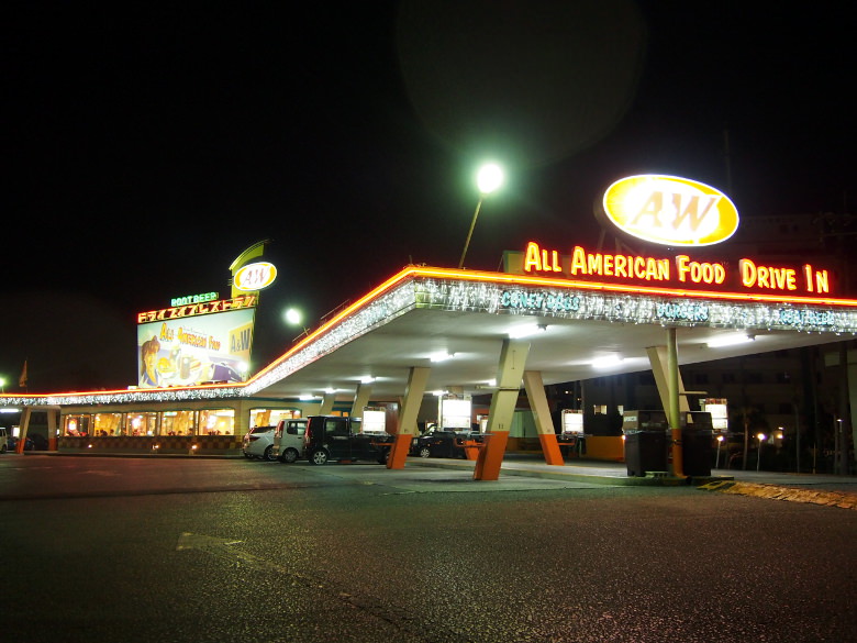 夜景を楽しむドライブイン