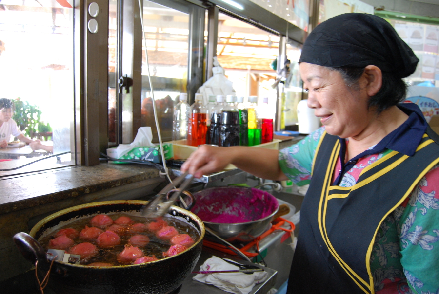 これぞ熟練の技。揚げたては特においしい！！
