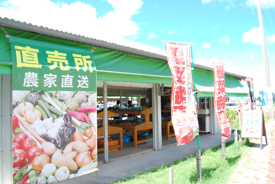 国道沿いにある野菜の直売所。新鮮野菜は地元客にも大人気。