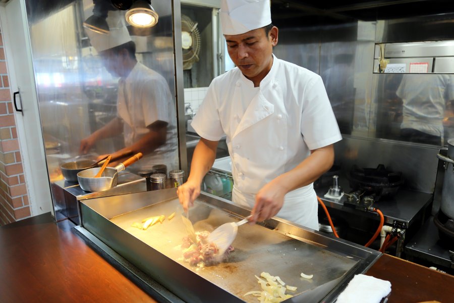 オーダーを受けてから鉄板で調理。豪快に焼くガーリックステーキ