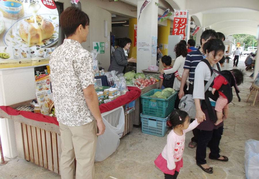 週末市には地元客も訪れにぎわいを見せます