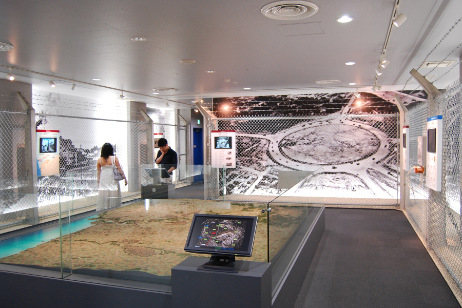 展示用の実物大のフェンスに囲まれ、嘉手納町と基地の歴史を知る