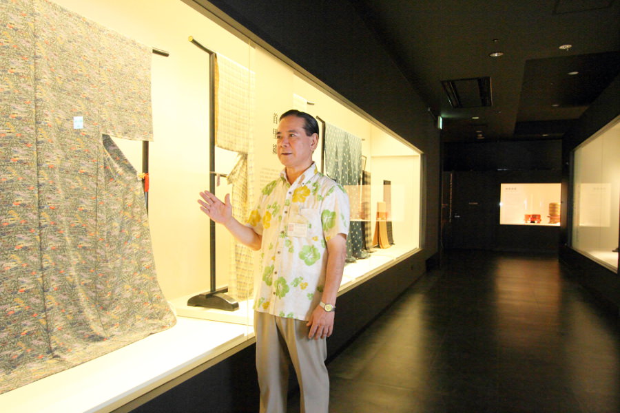 館内を案内する比嘉館長