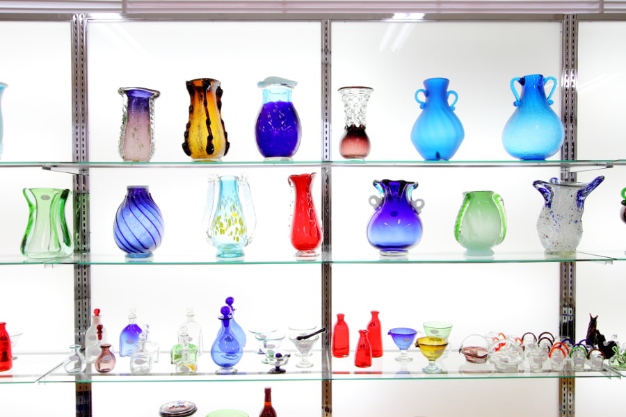 モダンな形や鮮やかな色合いが魅力の琉球ガラス