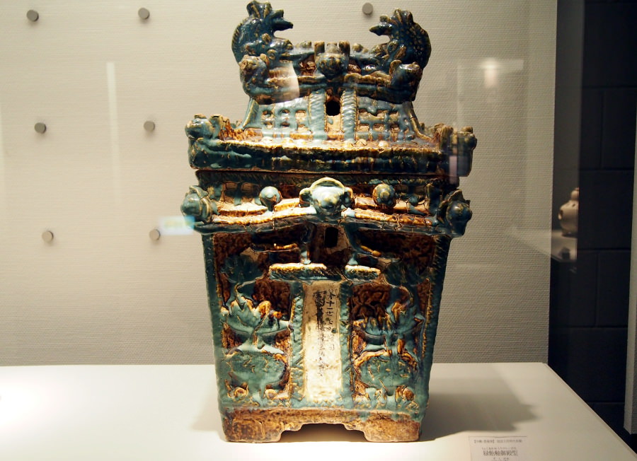 城を模した厨子甕（ずしがめ）は、一般的な骨壺よりかなり大きい