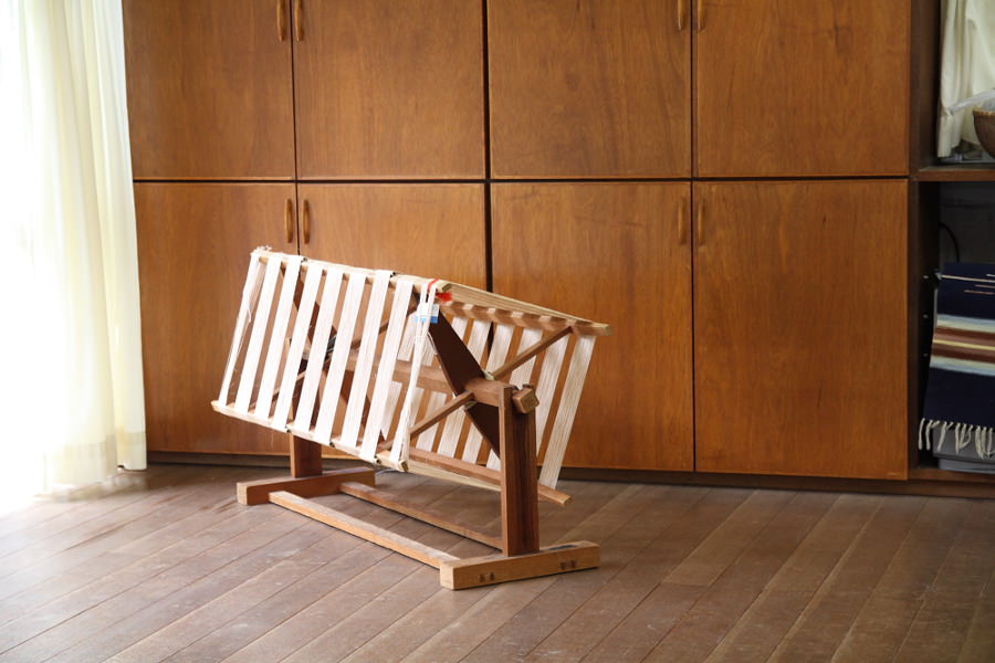 取り出した繊維をつなぎ、撚って作った芭蕉糸を成型する