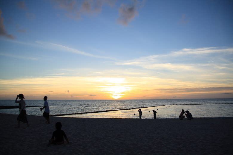 ゆっくりと海に沈む夕日に癒されて