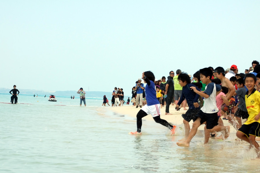 主催者の号令で一斉に海に飛び込む子どもたち 