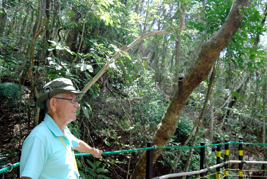 「やんばる学びの森」コースを達人に案内してもらった