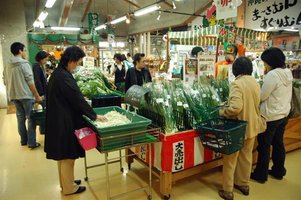 新鮮な県産野菜やフルーツが豊富