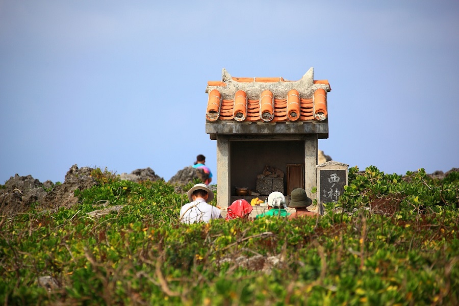 拝所（うがんじゅ）もあり、地元の人にとって大切な場所。