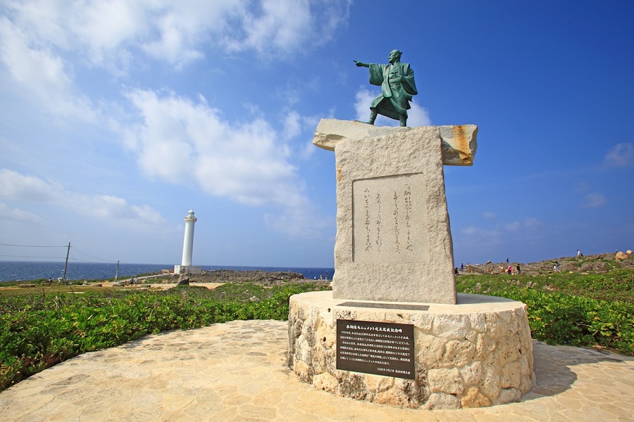 泰期のモニュメントと残波岬灯台