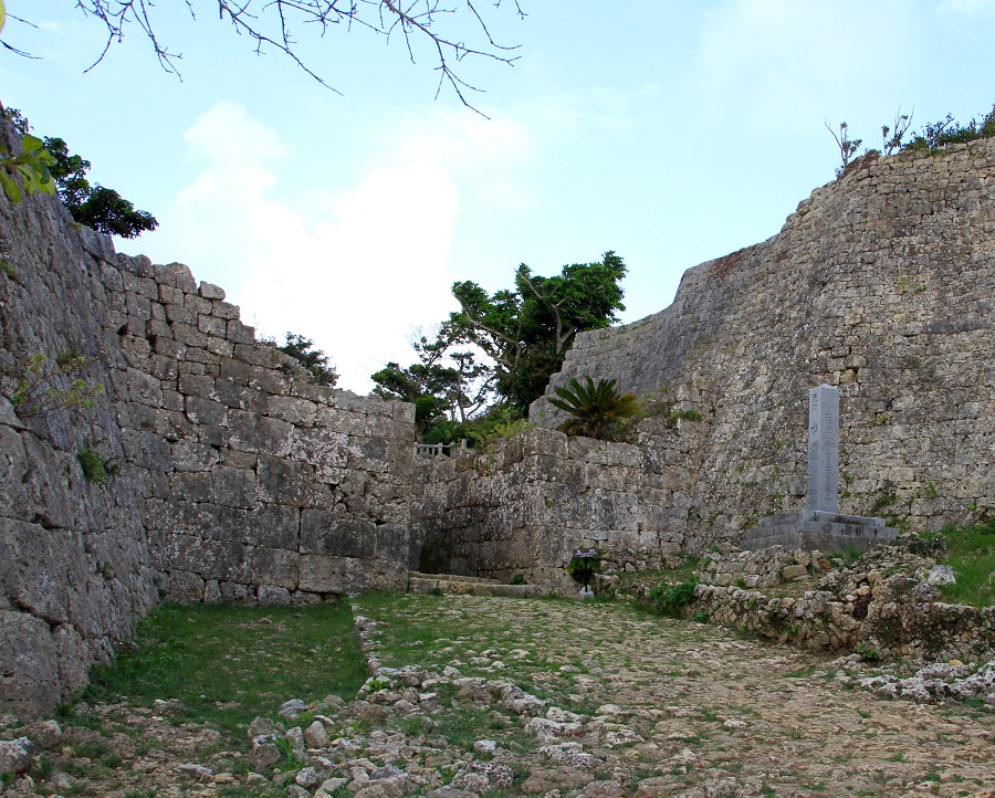 首里に向かって開かれた正門。達人の案内はここから始まる