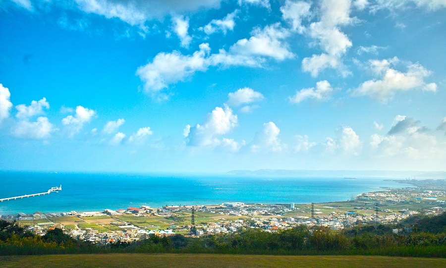 青い海と空に思わず歓声を上げる人が多い中城湾の眺め