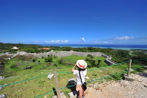 天気が良ければ、伊是名島、伊平屋島まで見渡せる