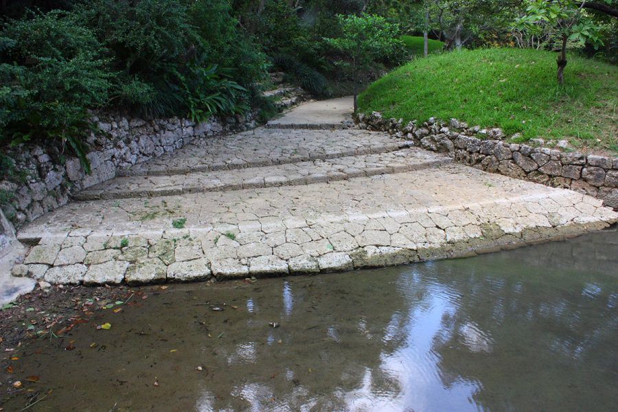 扇状に石畳が敷かれたかつての船着き場