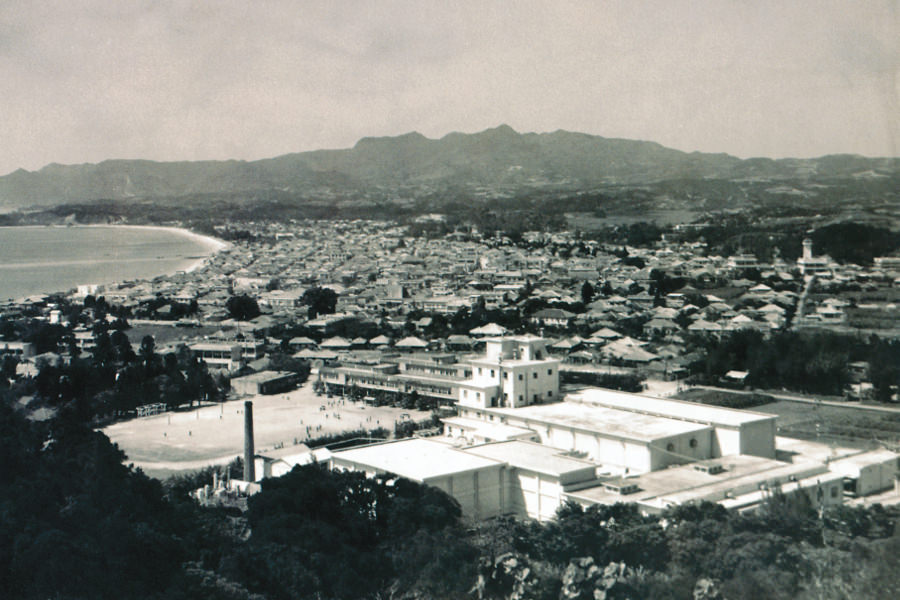 昭和33年に完成した名護工場／写真提供：オリオンビール(株)