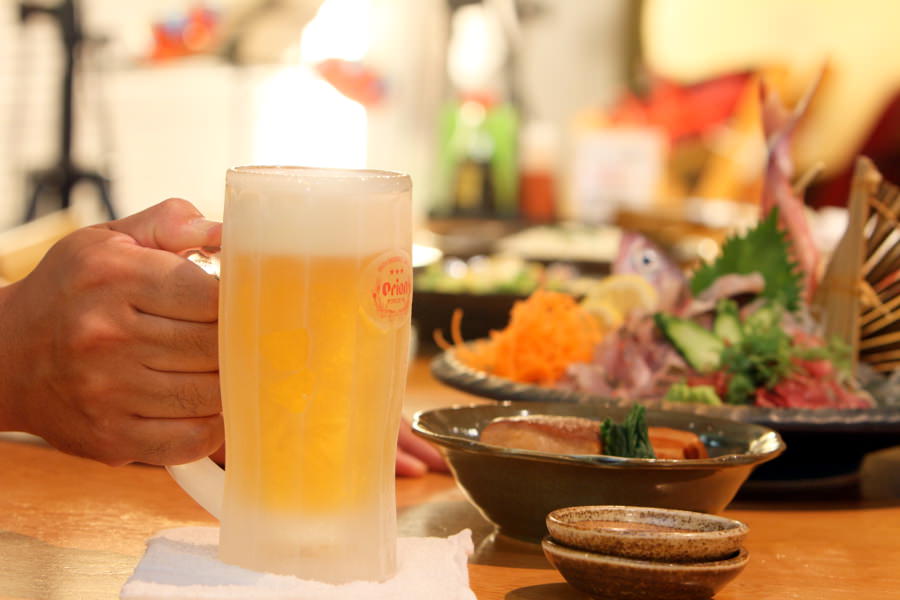 こだわりのオリジナルジョッキ。下におしぼりを敷くのが沖縄流