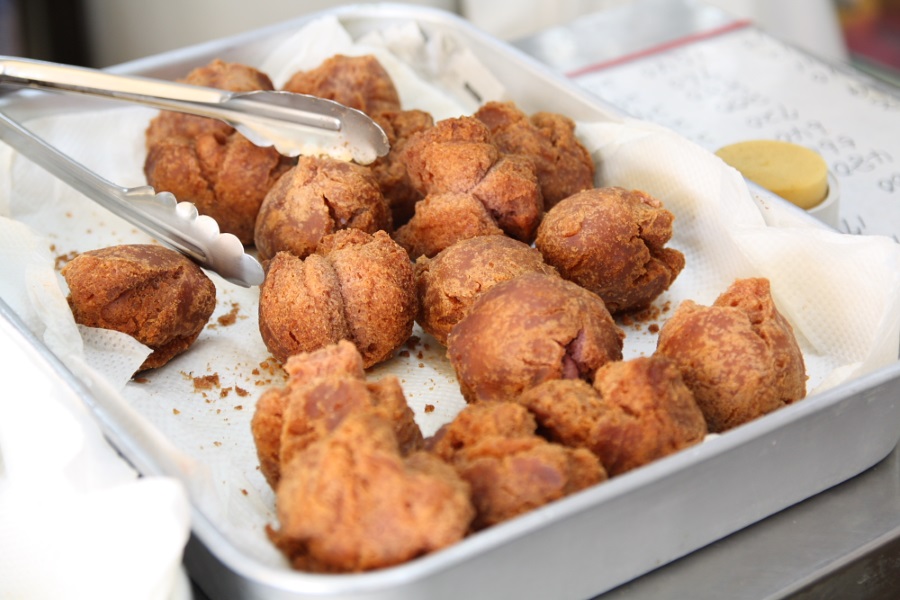 沖縄の定番揚げ菓子、サーターアンダギー