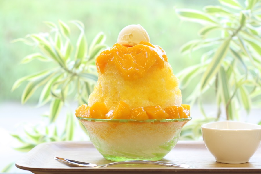 マンゴーがぜいたくに乗ったかき氷